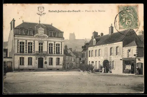 AK Saint-Julien-du-Sault, Place de la Mairie