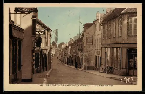 AK Villeneuve-la-Guyard, La Grande-Rue, Strassenpartie im Zentrum