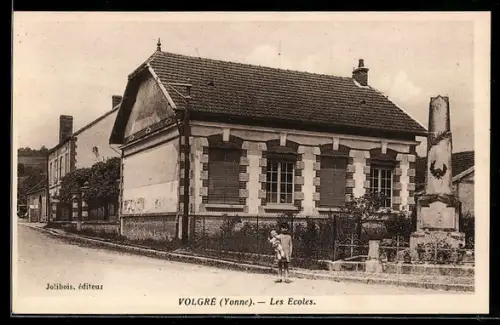 AK Volgre, Les Ecoles, Denkmal, Mädchen mit Puppe