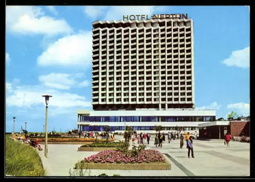 AK Rostock-Warnemünde, Hotel Neptun mit Leuten