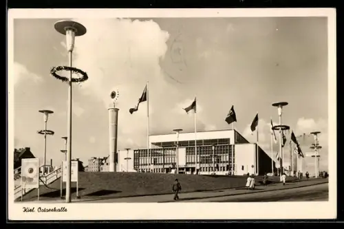 AK Kiel, Ostseehalle mit Maikränzen