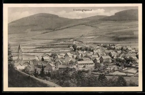 AK Siedlinghausen, Ortsansicht mit Kirche und umliegenden Bergen