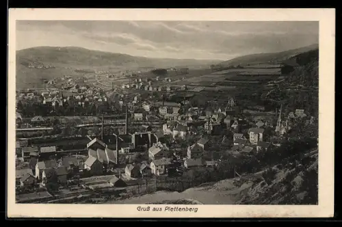 AK Plettenberg, Gesamtansicht des Ortes mit Industrieanlagen und umliegender Landschaft