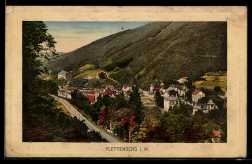 AK Plettenberg i. W., Ortsansicht, Berge, Eisenbahnlinie