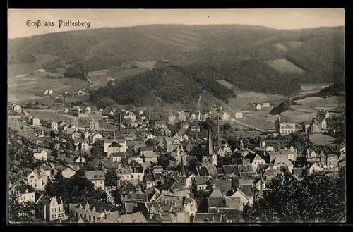 AK Plettenberg, Stadtansicht mit umliegenden Bergen und Wohnhäusern
