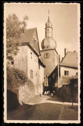 AK Arnsberg i. W., Kirche mit barockem Turm und Fachwerkhäusern