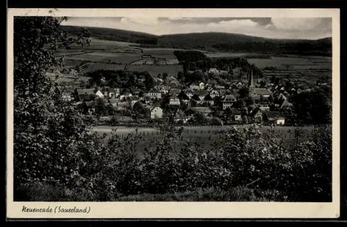 AK Neuenrade /Sauerland, Totalansicht mit Kirche und Umgebung