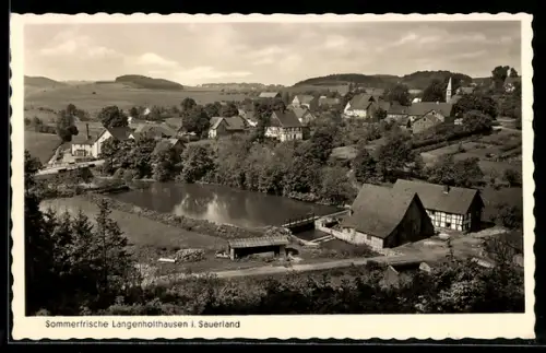 AK Langenholthausen i. Sauerland, Dorfansicht mit Teich und Fachwerkhaus