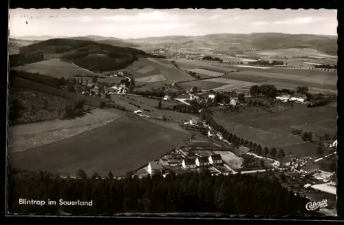 AK Blintrop im Sauerland, Panoramaansicht des Dorfes und umliegender Landschaft