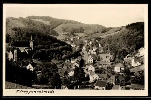 AK Altroggenrahmede, Ortsansicht mit Kirche und umliegenden Hügeln