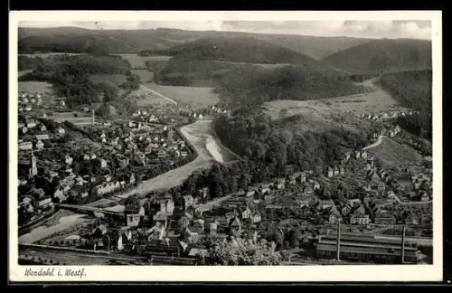 AK Werdohl i. Westf., Panoramaansicht des Ortes mit Fluss und umliegenden Hügeln
