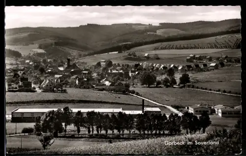 AK Garbeck im Sauerland, Ortsansicht mit Industriegebäuden und umliegender Landschaft