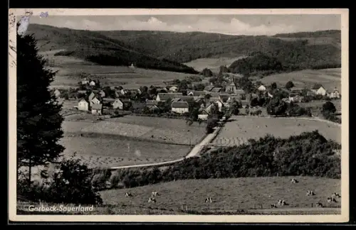AK Garbeck /Sauerland, Ortsansicht, Wiesen, umliegende Berge