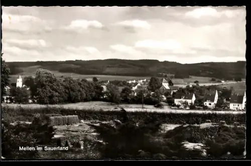 AK Mellen im Sauerland, Ortsansicht mit Kirche und umliegender Landschaft