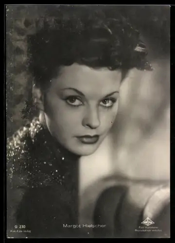 AK Schauspielerin Margot Hielscher, festliches Abendkostüm, Blick in die Kamera gerichtet