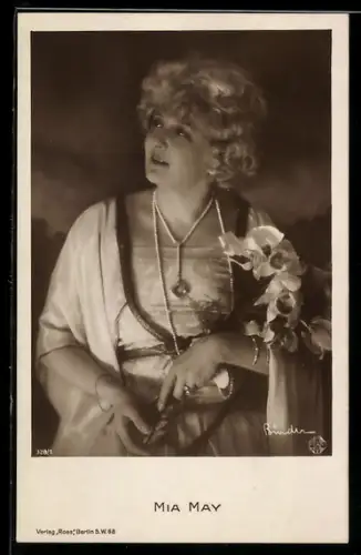 AK Schauspielerin Mia May mit Blumenstrauss