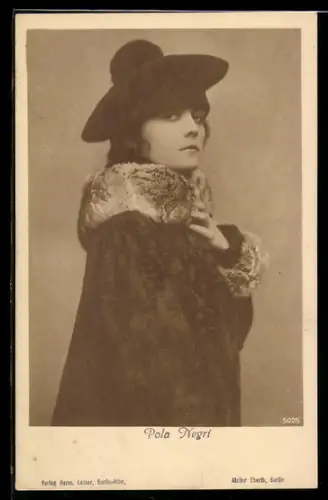 AK Schauspielerin Pola Negri im Pelzmantel