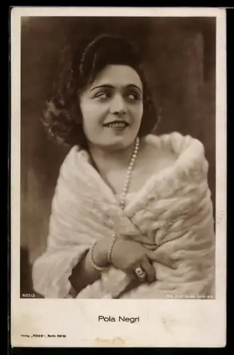 AK Schauspielerin Pola Negri im tollen Kostüm zur Seite schauend