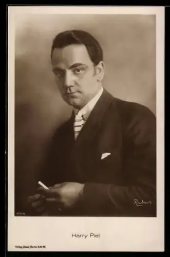 AK Schauspieler Harry Piel im Anzug mit ernstem Blick