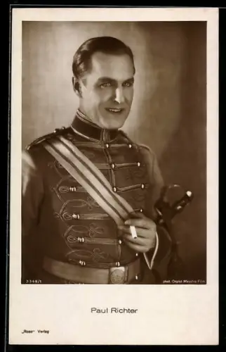 AK Schauspieler Paul Richter in Uniform posierend