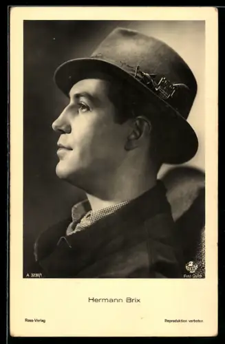 AK Schauspieler Hermann Brix, sitzend mit Hut