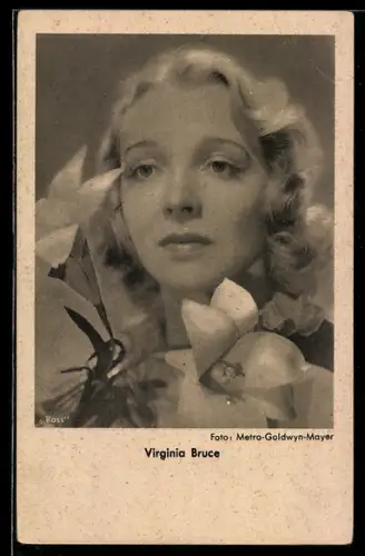 AK Schauspielerin Virginia Bruce mit Blumen posierend