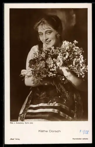 AK Schauspielerin Käthe Dorsch mit Blumenstrauss