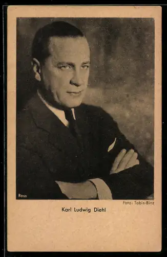 AK Schauspieler Karl Ludwig Diehl im Anzug mit verschränkten Armen porträtiert
