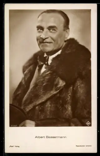 AK Schauspieler Alfred Bassermann im eleganten Pelzmantel