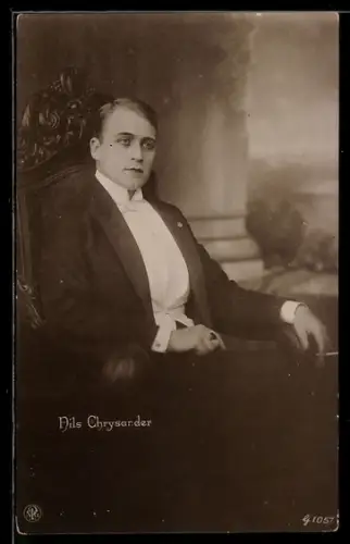 AK Schauspieler Nils Chrysander raucht eine Zigarette