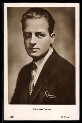 AK Schauspieler Reginald Denny im Anzug mit ernsten Blick