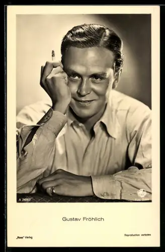 AK Schauspieler Gustav Fröhlich lächelnd mit Zigarette