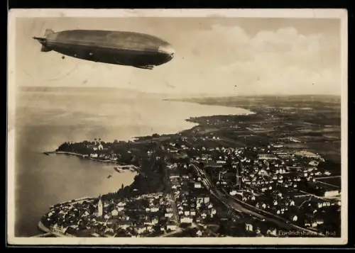 AK Friedrichshafen a. B., Zeppelin überfliegt den Ort