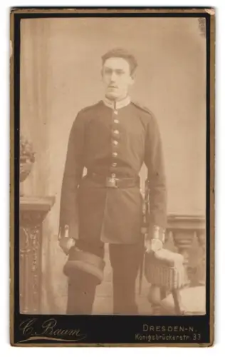 Fotografie C. Baum, Dresden, Königsbrückerstr. 33, Garde-Soldat in Uniform mit Schirmmütze und Bajonett