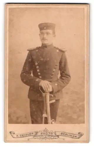 Fotografie H. Zeidler, Berlin, Jerusalemer-Str. 6, Soldat der Ulanen in Uniform mit Krätzchen und Säbel
