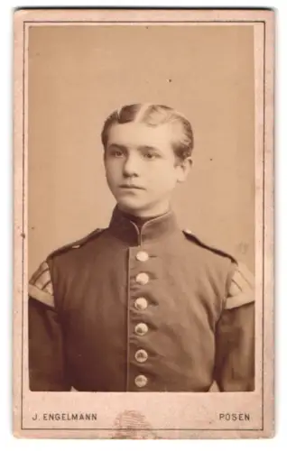 Fotografie J. Engelmann, Posen, Wilhelmstrasse 8, Spielmann in Uniform mit Schwalbennestern