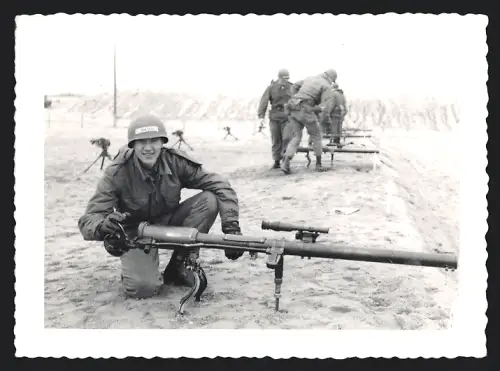 2 Fotografien Soldaten der US-Army üben mit Panzerfaust & Artillerie-Geschütz
