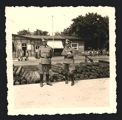 2 Fotografien Ansicht Fallingbostel, Offiziere der Wehrmacht am Bahnhof