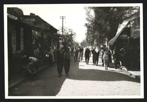 6 Fotografien Ansicht Dar'a - Daraa / Syrien, Ortsansichten mit Bahnhof, Strassenansichten mit Einheimischen um 1940