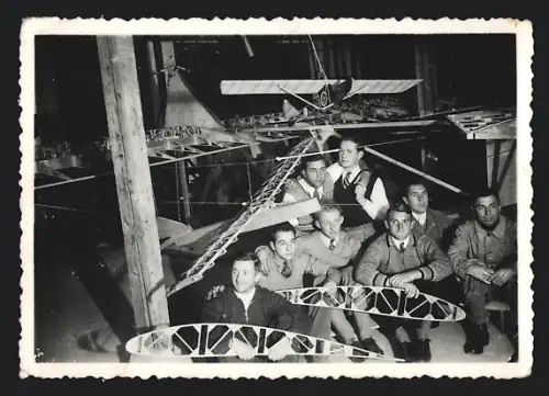 2 Fotografien Segelflug, NSFK-Männer konstruieren ein Segelflugzeug