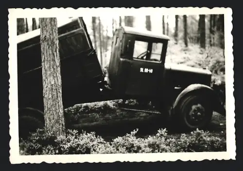 2 Fotografien Bellmann, Leipzig, Lastwagen, LKW-Pritsche erleidet Rahmenbruch auf einem Waldweg