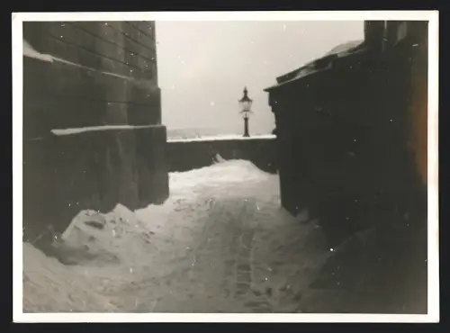 5 Fotografien unbekannter Fotograf, Ansicht Reval - Tallinn / Estland, Stadt- und Strassenansichten mit Kirche im Winter