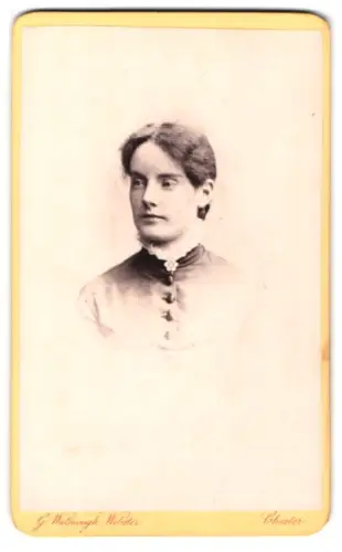 Fotografie G. Webster, Chester, Bridge Street 33, Frauenportrait im klassischen Stil