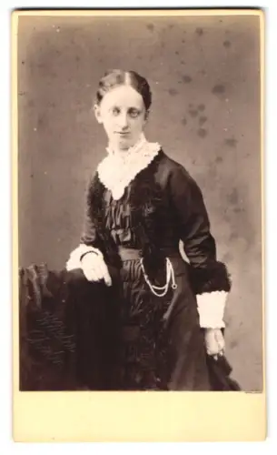 Fotografie unbekannter Fotograf und Ort, Elegante Dame in historischer Kleidung