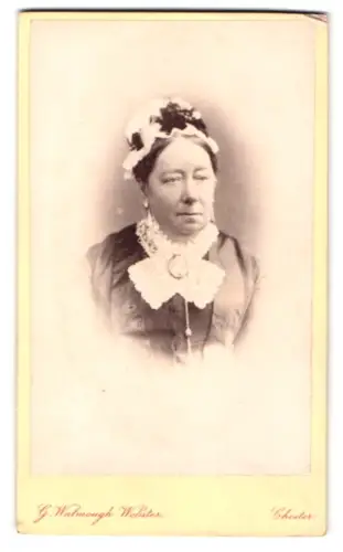 Fotografie Walmough Webster, Chester, Bridge Street, Porträt einer Frau mit Spitzenkragen