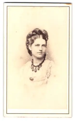 Fotografie J. Thomson, Liverpool, High Park Street 21, Porträt einer Dame