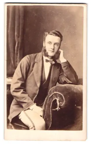 Fotografie Photographic Company, Liverpool, Lord Street 12, Portrait eines nachdenklichen Mannes