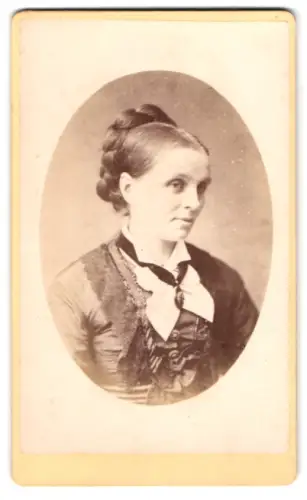 Fotografie D. Jones, Liverpool, Bold Street 66, Porträt einer Dame mit eleganter Frisur