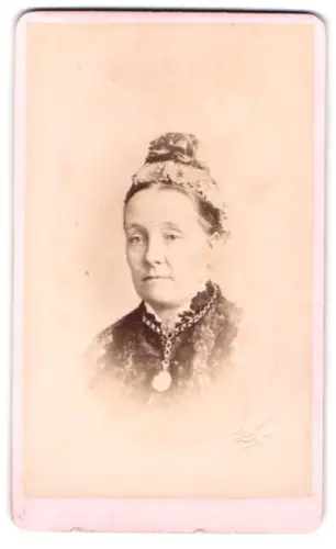 Fotografie Le Chevalier, Manchester, Victoria Street 32, Porträt einer Dame mit Kopfschmuck
