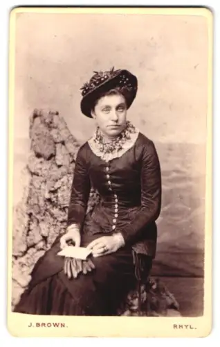 Fotografie J. Brown, Rhyl, Kinmel Street 3, Dame mit Hut und Buch